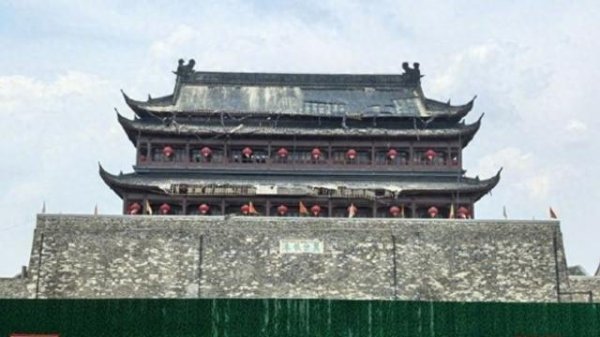 配资炒股网选 凤阳鼓楼瓦片脱落背后：涉事公司十年前曾因违规施工致文保建筑被烧毁
