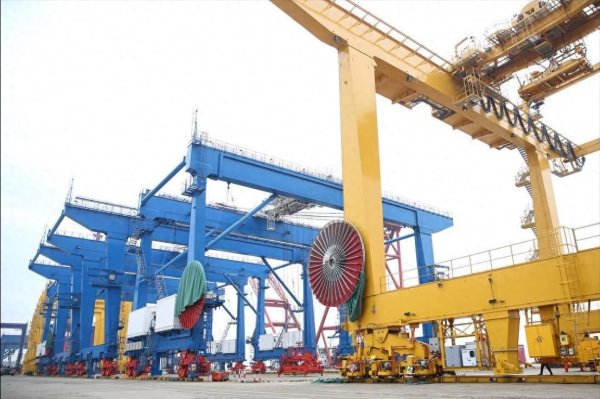 配资平台官网 10年过去了, 美国还在警惕中国起重机, 制造业回流回了个寂寞